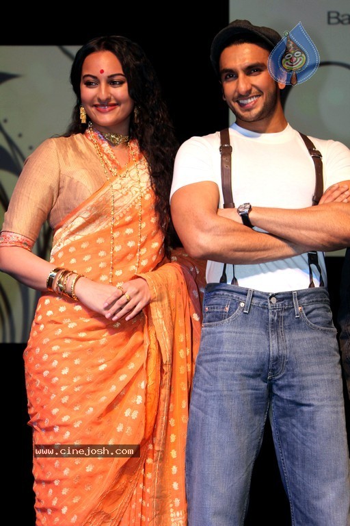 Celebs at Lootera Movie Launch - 26 / 32 photos