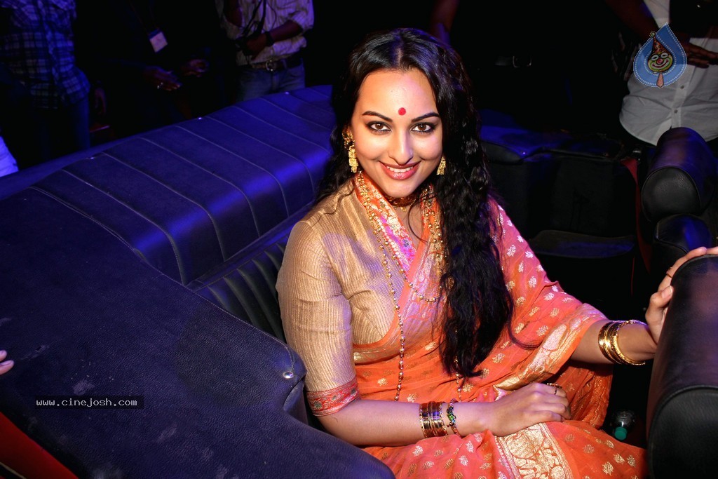 Celebs at Lootera Movie Launch - 31 / 32 photos