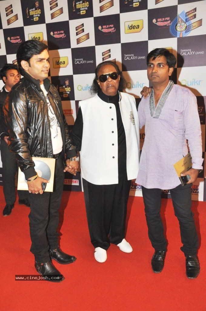 Celebs at Mirchi Music Awards 2012 - 80 / 90 photos