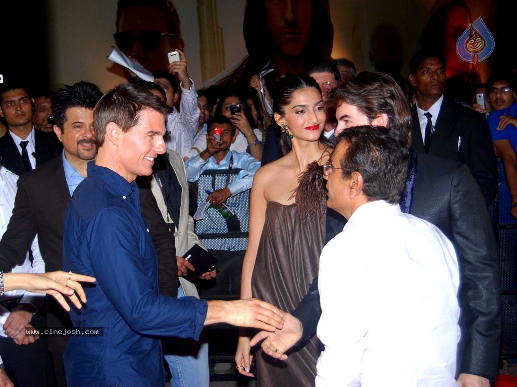 Celebs at Mission Impossible Ghost Protocol Movie Premiere - 28 / 33 photos