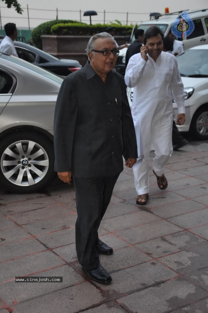 Celebs at MLA Baba Siddiqui Iftar Party - 3 / 86 photos