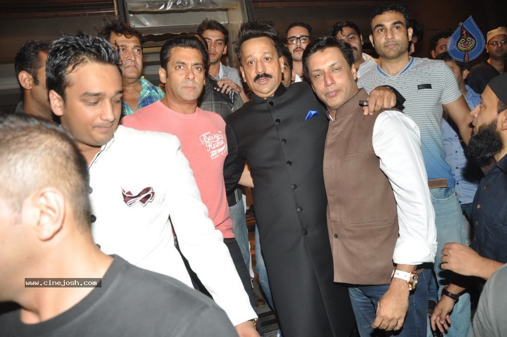 Celebs at MLA Baba Siddiqui Iftar Party - 24 / 86 photos