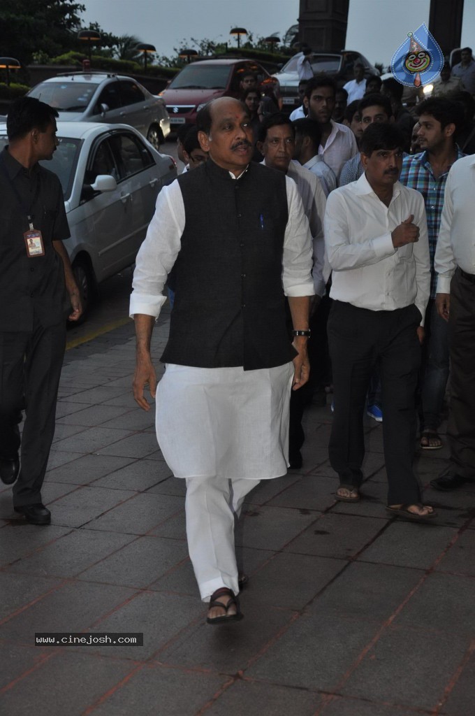 Celebs at MLA Baba Siddiqui Iftar Party - 33 / 86 photos