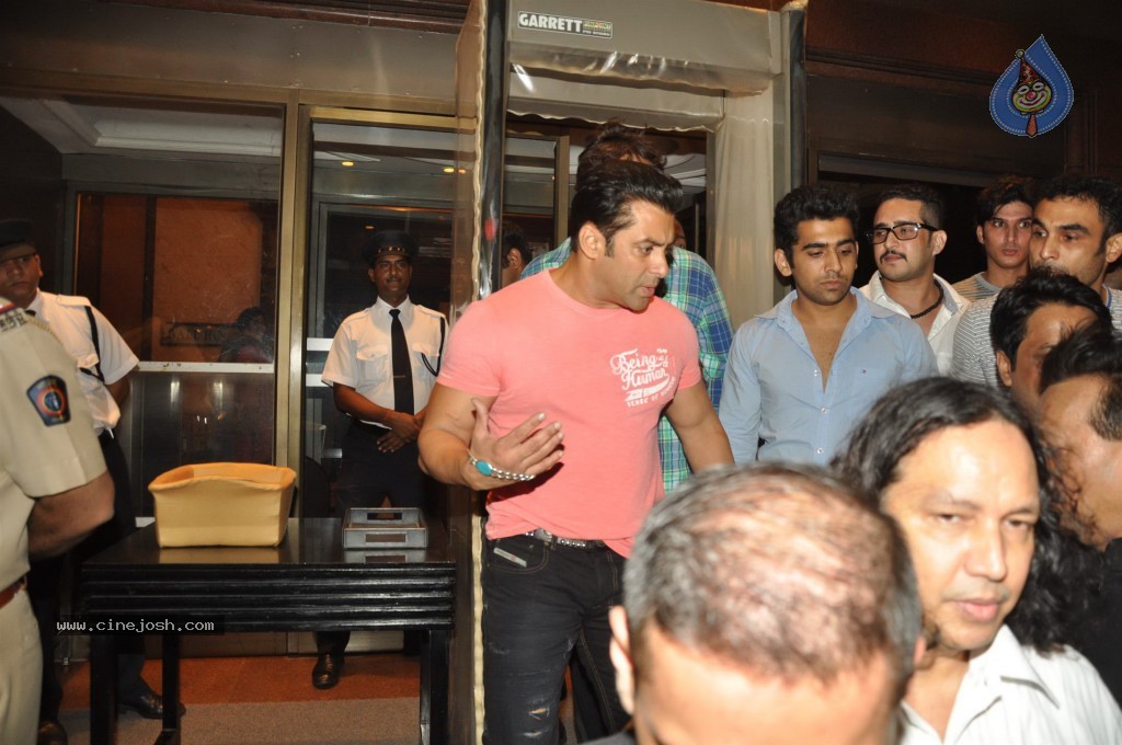 Celebs at MLA Baba Siddiqui Iftar Party - 36 / 86 photos