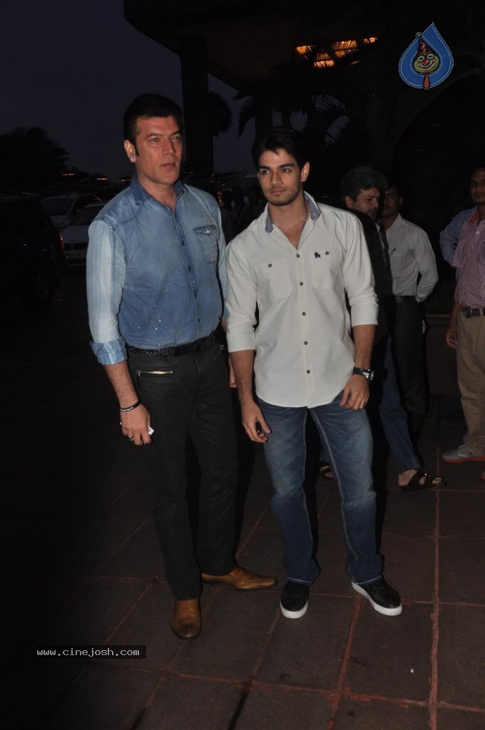 Celebs at MLA Baba Siddiqui Iftar Party - 39 / 86 photos