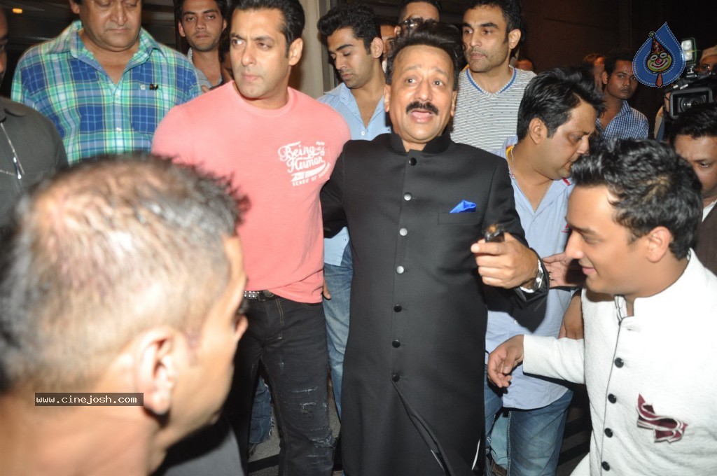 Celebs at MLA Baba Siddiqui Iftar Party - 48 / 86 photos