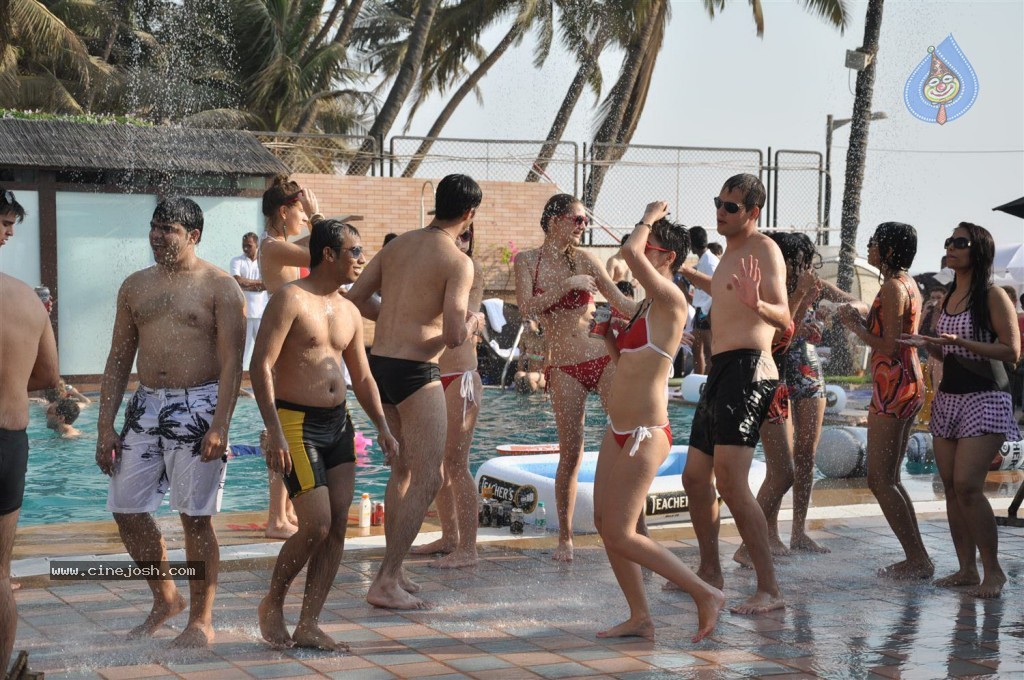 Celebs at MTV Indias Poolside Party - 16 / 40 photos