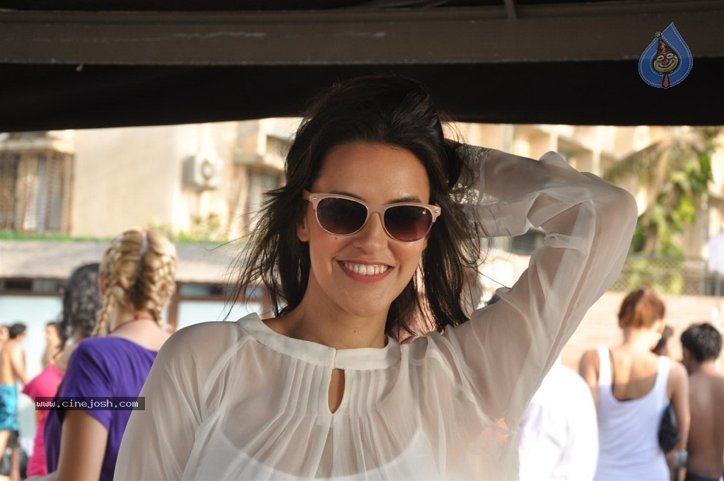 Celebs at MTV Indias Poolside Party - 20 / 40 photos