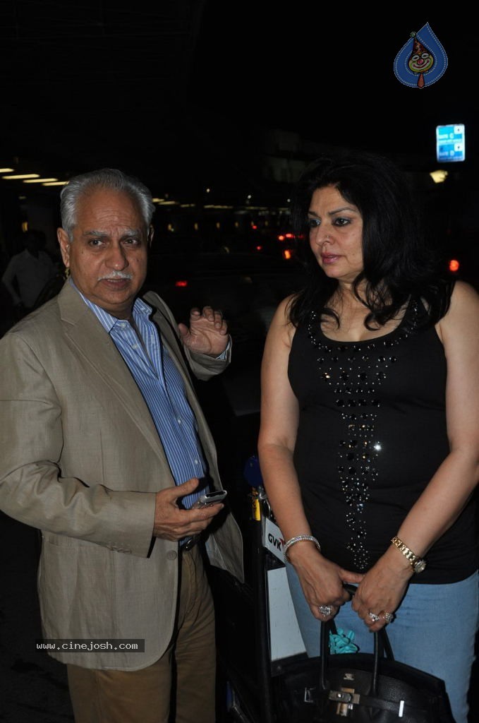 Celebs at Mumbai Airport - 5 / 23 photos