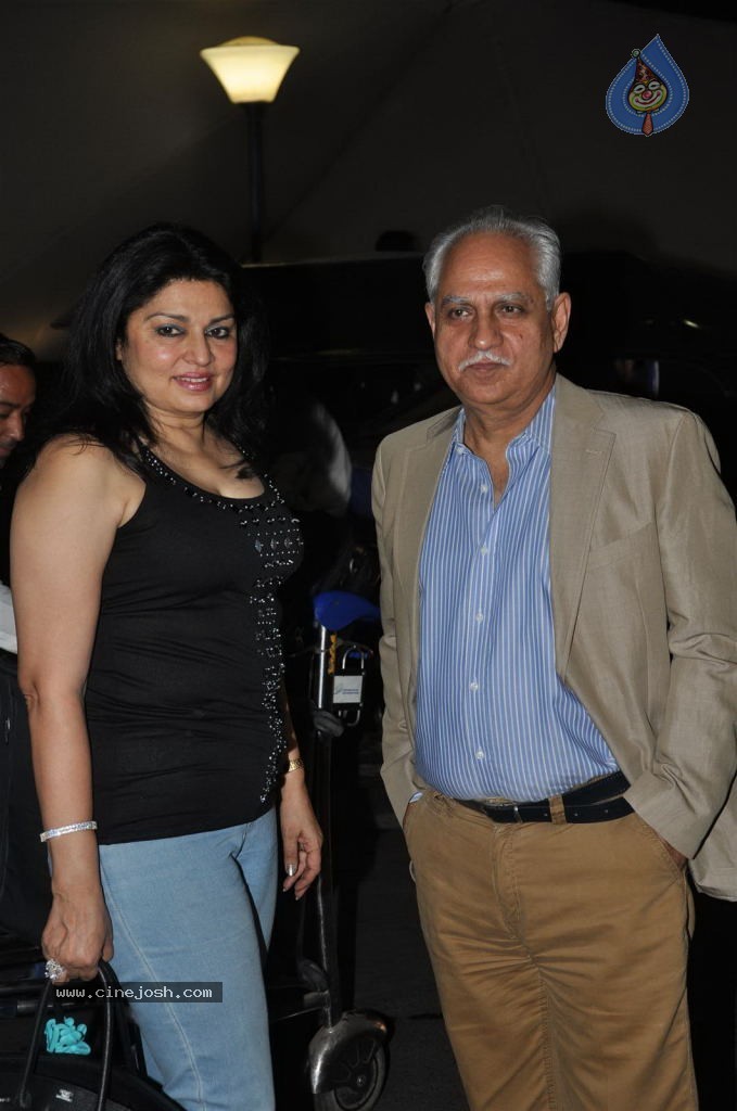 Celebs at Mumbai Airport - 15 / 23 photos