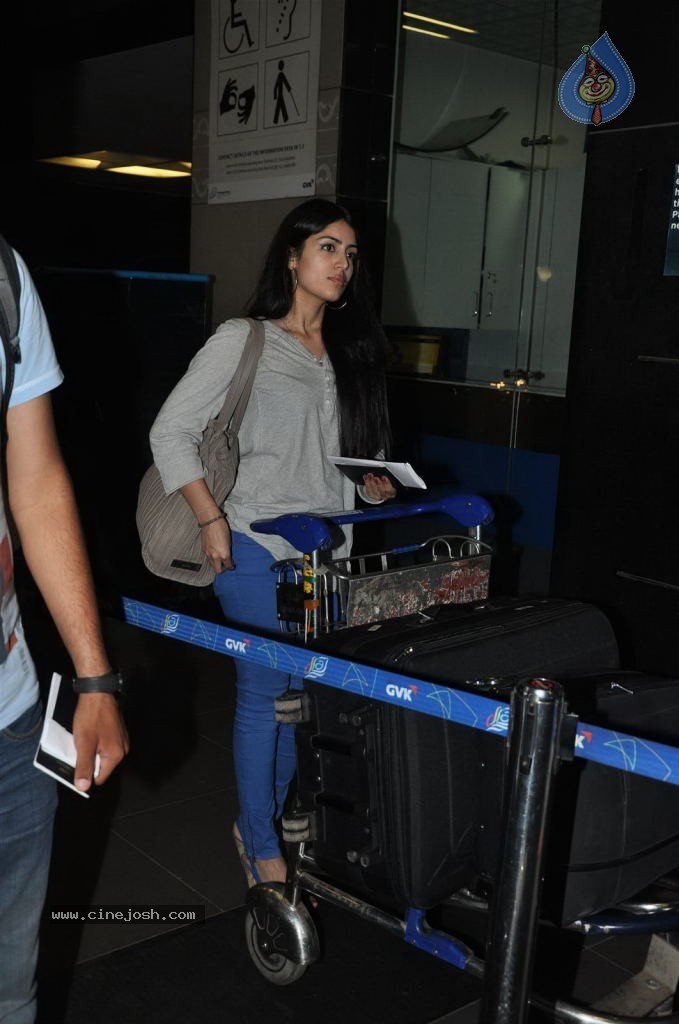 Celebs at Mumbai Airport - 17 / 23 photos