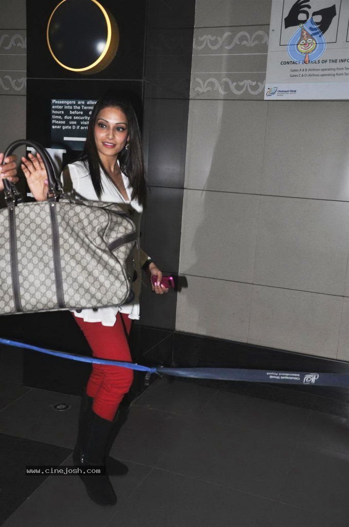 Celebs at Mumbai Airport - 23 / 23 photos