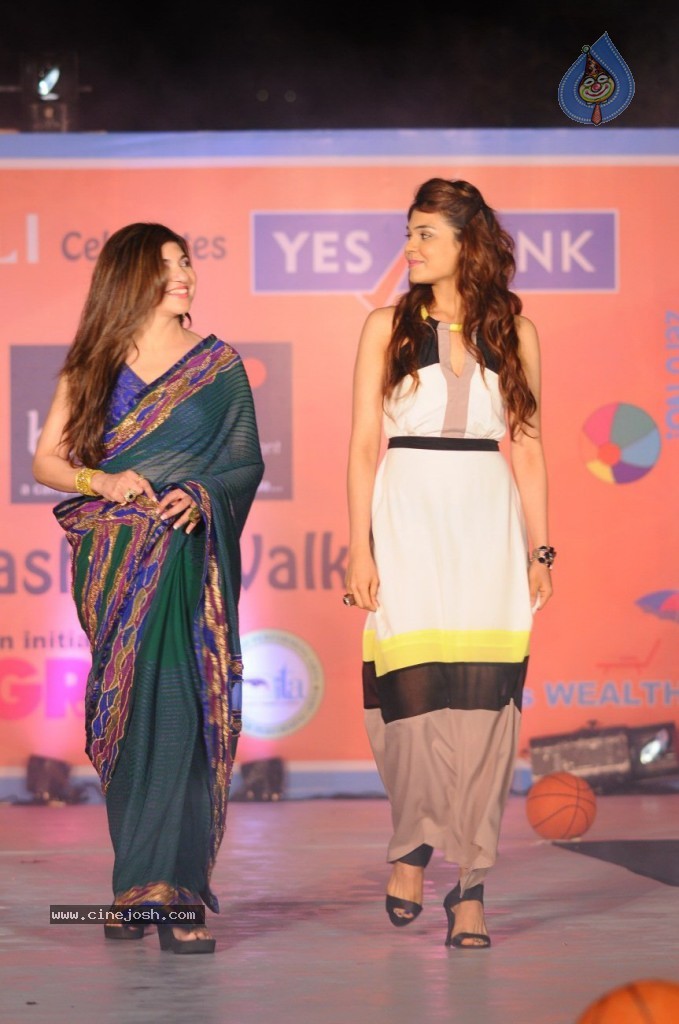 Celebs at NGO Beti Fashion Show - 19 / 36 photos