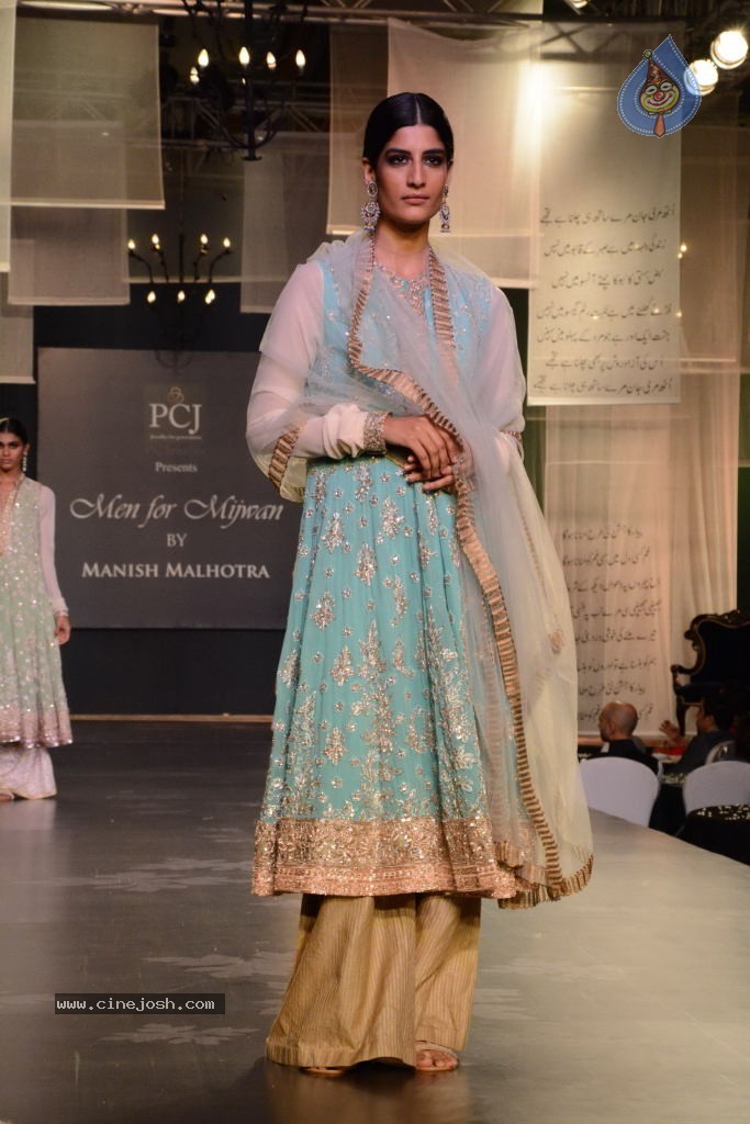 Celebs at NGO Mijwan Fashion Show - 4 / 65 photos