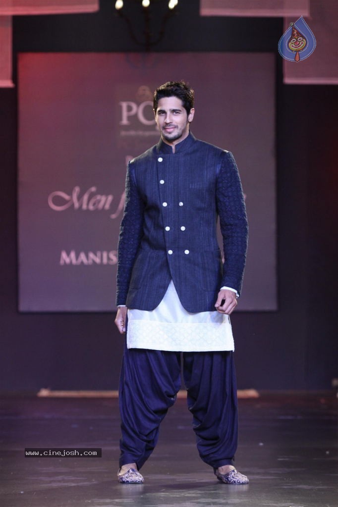 Celebs at NGO Mijwan Fashion Show - 15 / 65 photos
