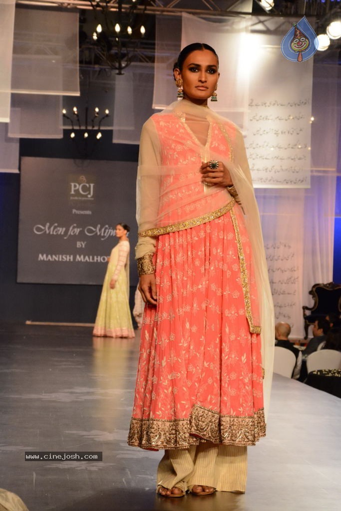 Celebs at NGO Mijwan Fashion Show - 16 / 65 photos