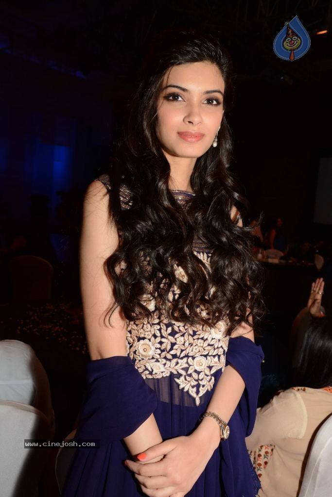 Celebs at NGO Mijwan Fashion Show - 19 / 65 photos