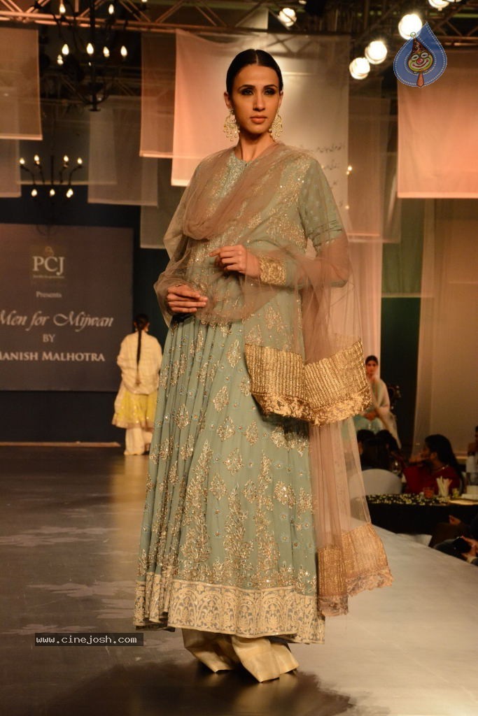 Celebs at NGO Mijwan Fashion Show - 20 / 65 photos