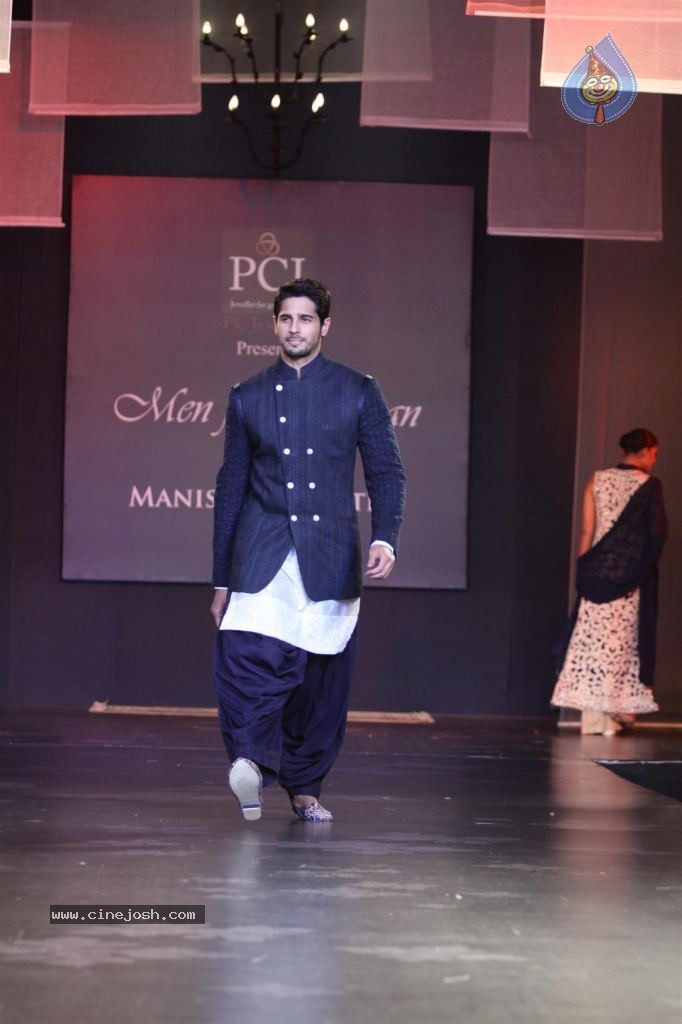 Celebs at NGO Mijwan Fashion Show - 21 / 65 photos