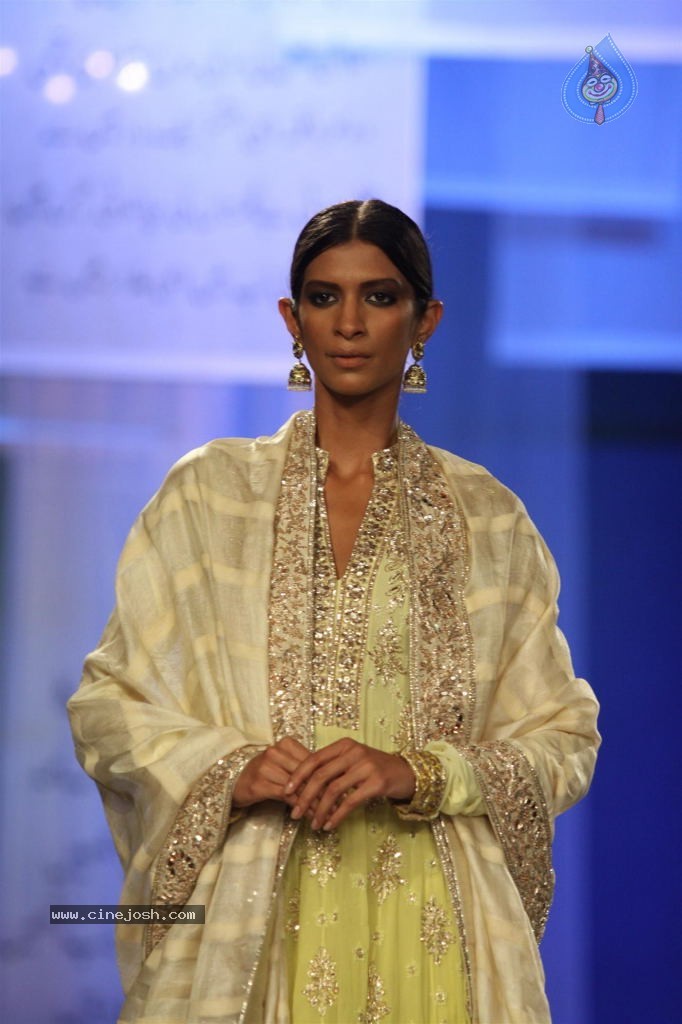 Celebs at NGO Mijwan Fashion Show - 29 / 65 photos