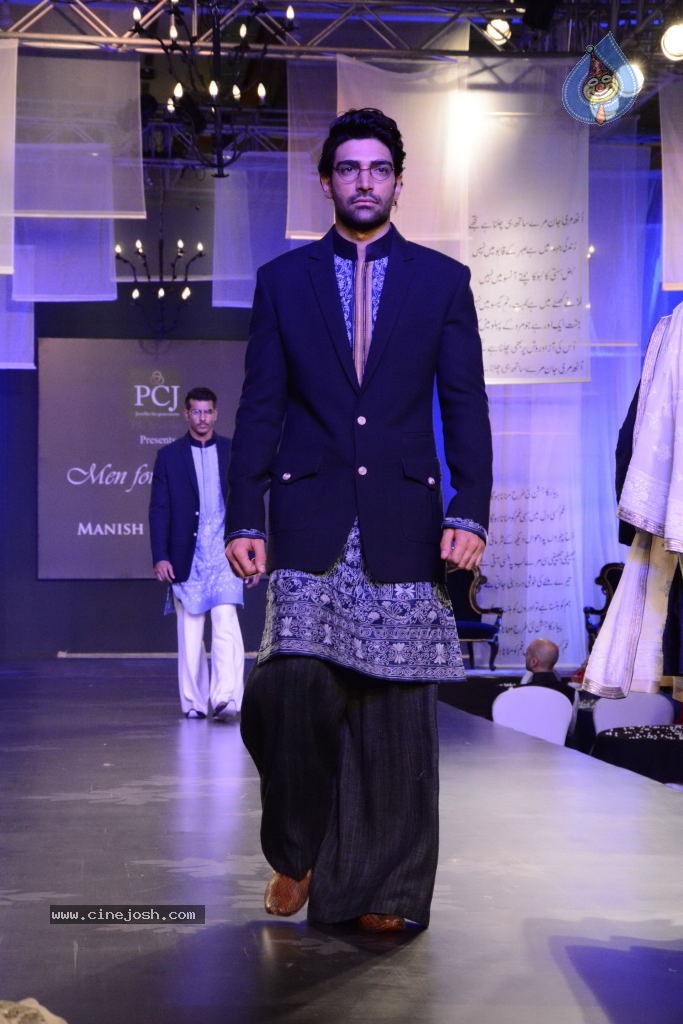 Celebs at NGO Mijwan Fashion Show - 30 / 65 photos