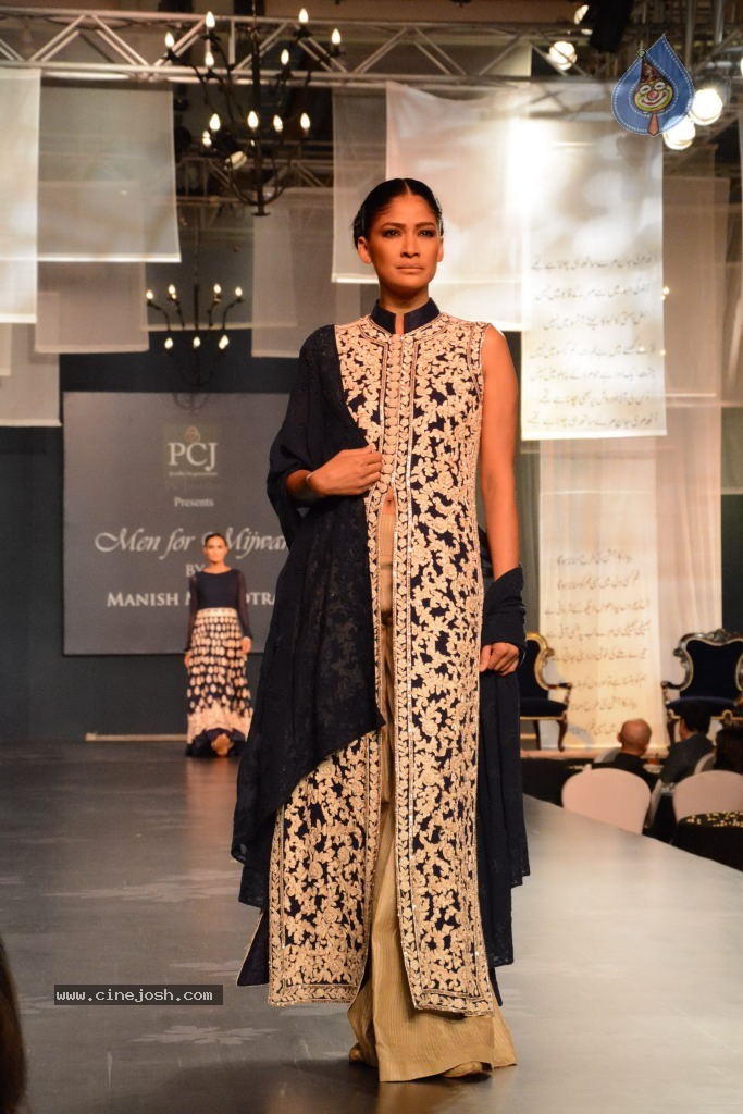 Celebs at NGO Mijwan Fashion Show - 31 / 65 photos