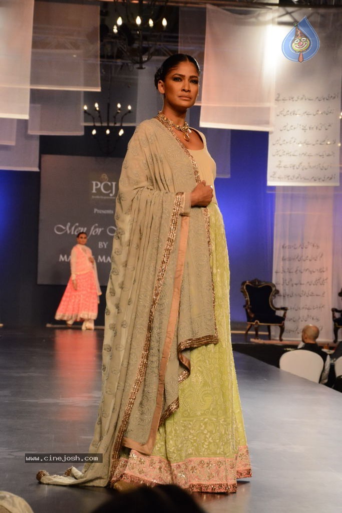 Celebs at NGO Mijwan Fashion Show - 33 / 65 photos