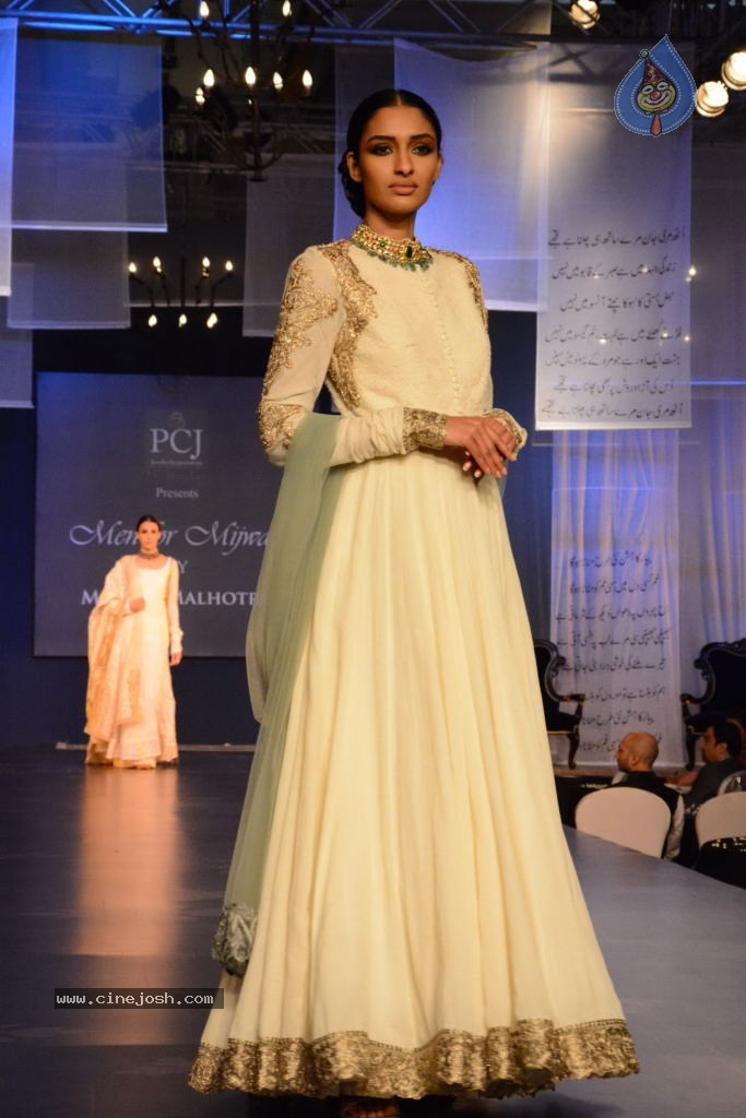 Celebs at NGO Mijwan Fashion Show - 34 / 65 photos