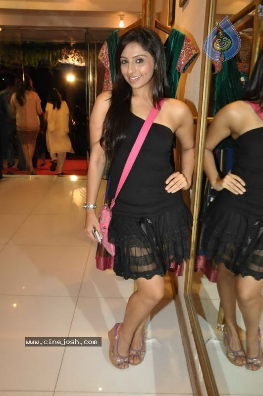Nisha Sagar Store Launch - 34 / 59 photos