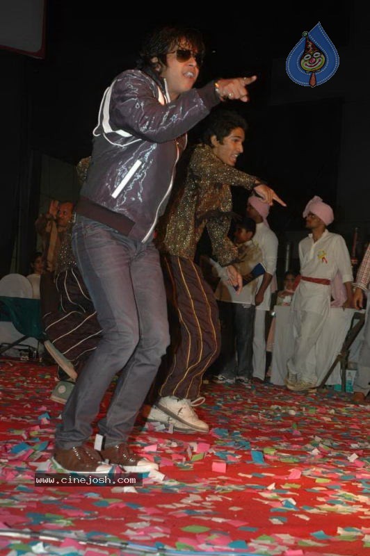 Celebs at Politco Sanjay Dina Patil Cultural Event - 23 / 38 photos