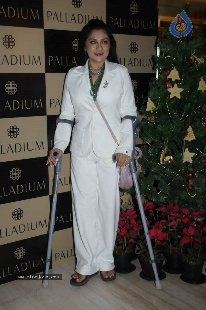 Celebs at Pre Xmas Launch Event - 14 / 34 photos