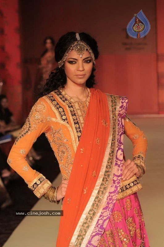 Celebs at Ritu Kumar Fashion Show - 23 / 80 photos