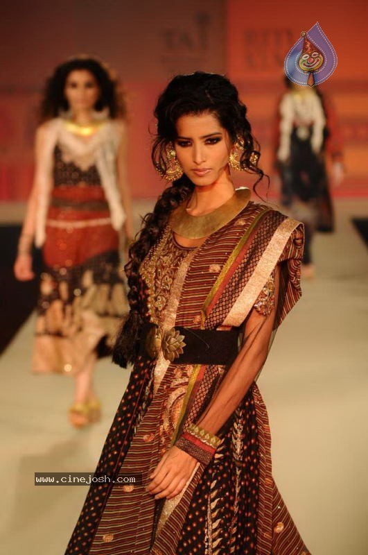 Celebs at Ritu Kumar Fashion Show - 34 / 80 photos