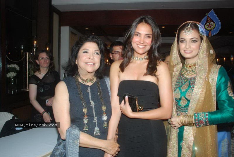 Celebs at Ritu Kumar Fashion Show - 35 / 80 photos