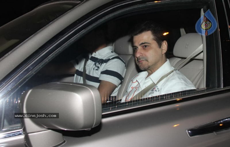 Celebs at Shahrukh Khan Holi party - 22 / 50 photos