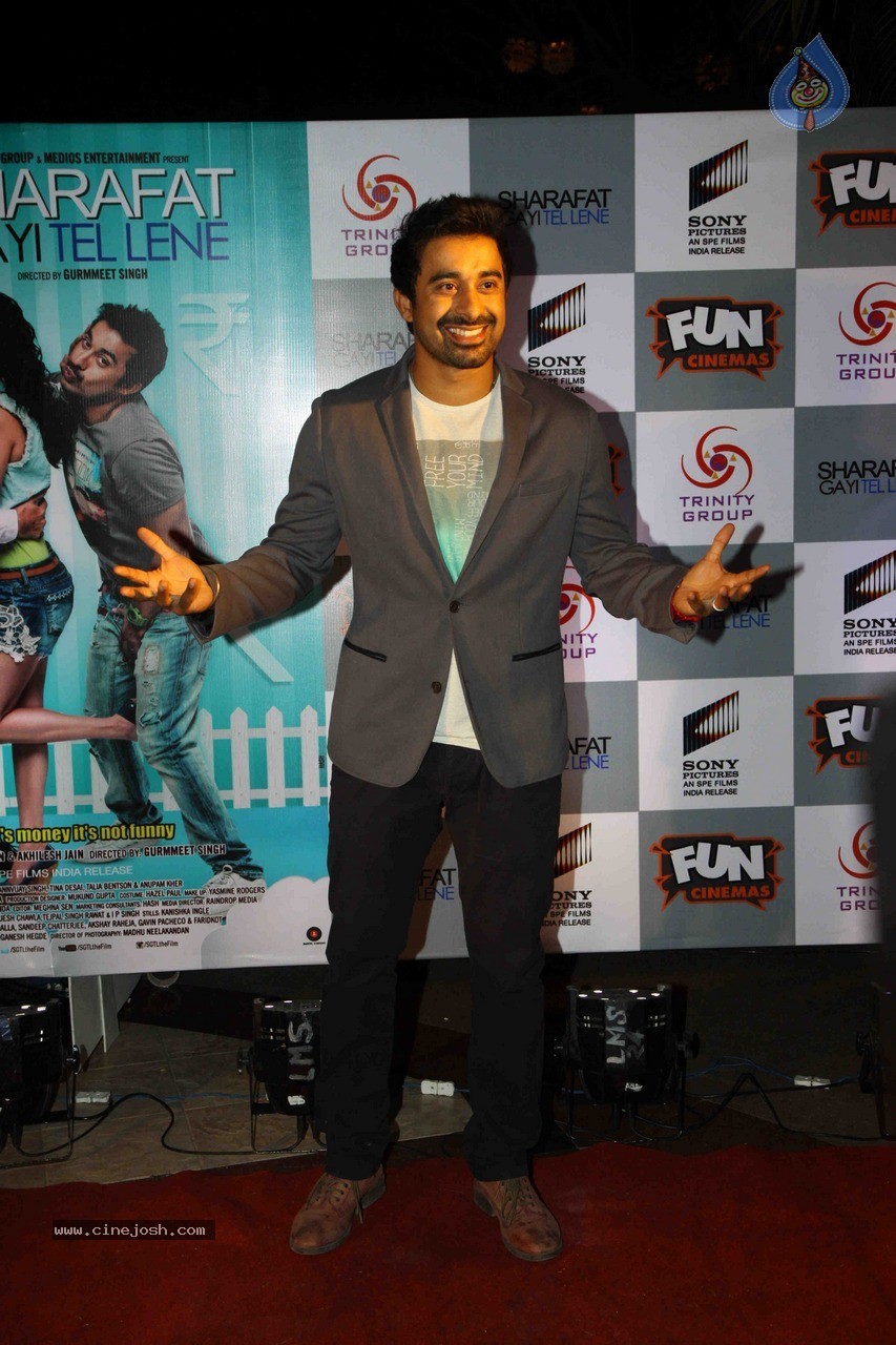 Celebs at Sharafat Gayi Tel Lene Premiere - 22 / 60 photos