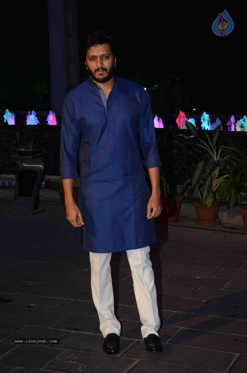 Celebs at Smita Thackeray Son Wedding Reception - 87 / 120 photos