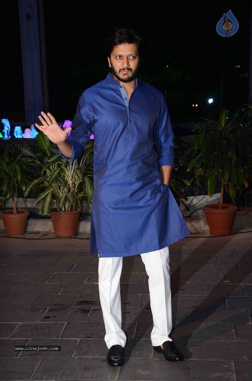 Celebs at Smita Thackeray Son Wedding Reception - 90 / 120 photos