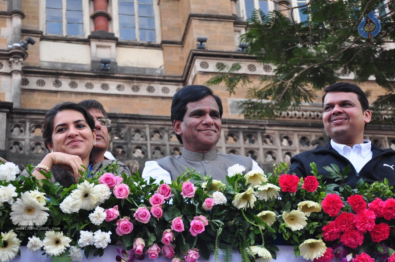 Celebs at Standard Chartered Mumbai Marathon 2015 - 3 / 60 photos