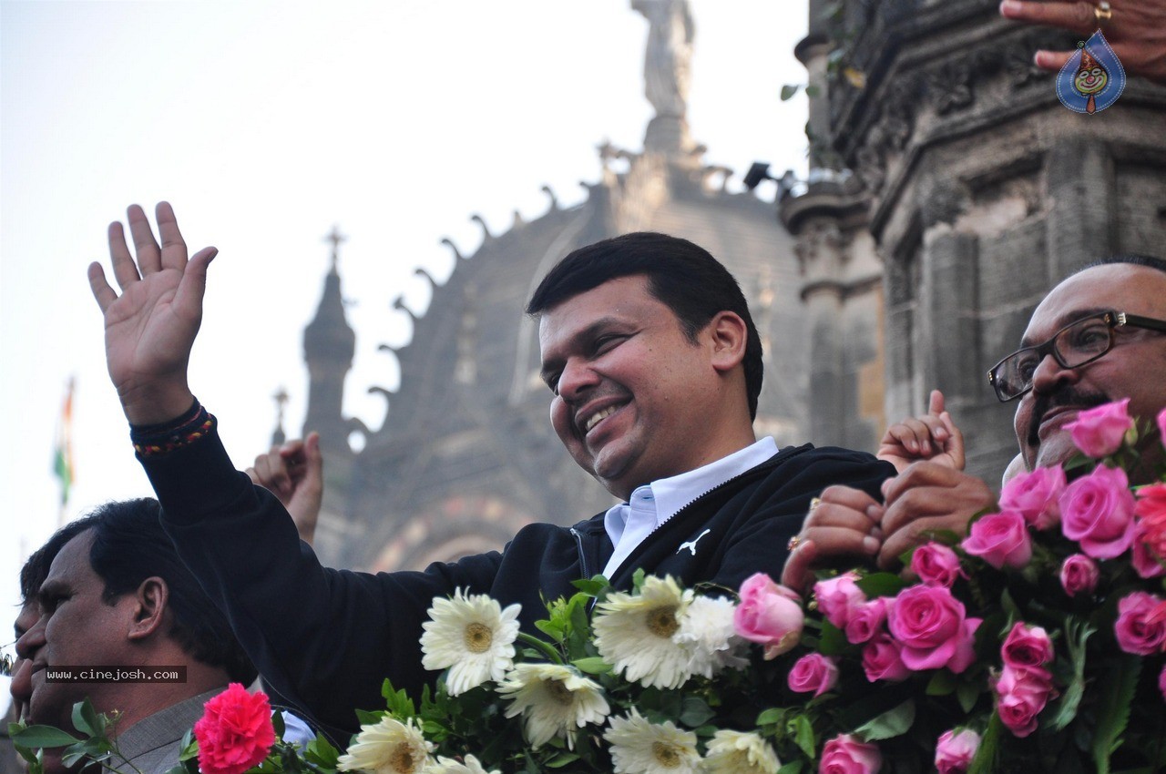 Celebs at Standard Chartered Mumbai Marathon 2015 - 13 / 60 photos