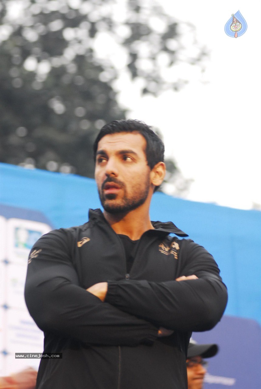 Celebs at Standard Chartered Mumbai Marathon 2015 - 15 / 60 photos