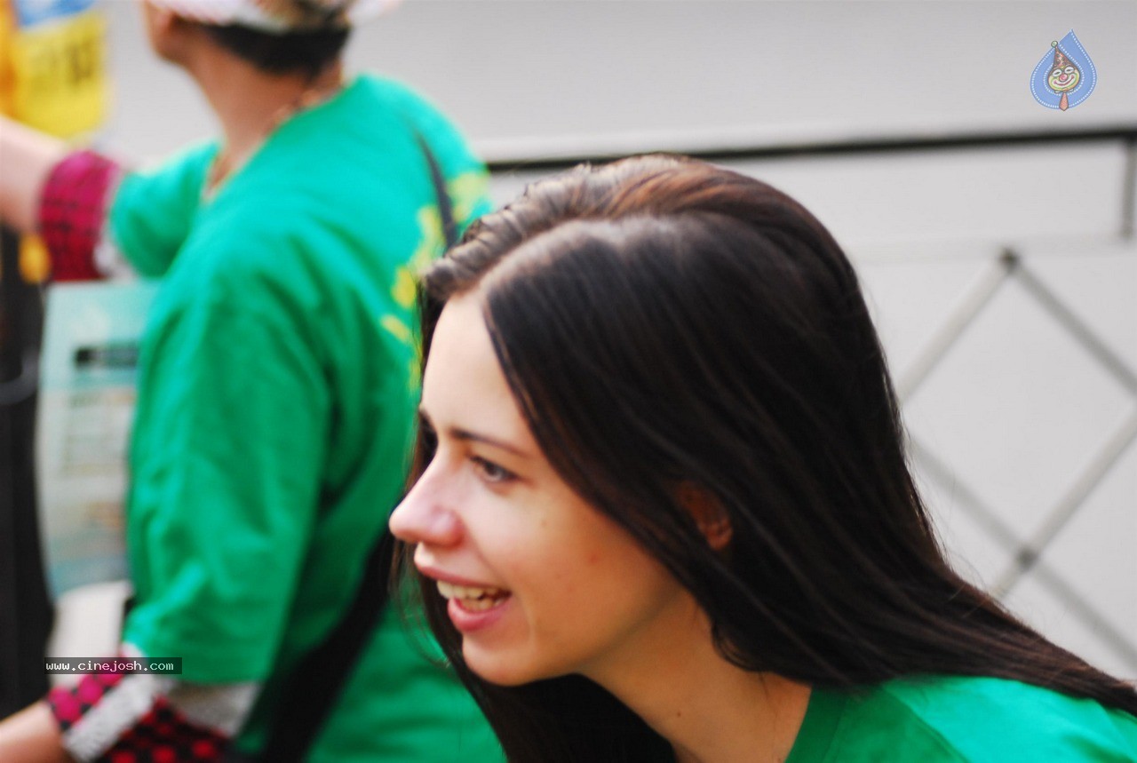 Celebs at Standard Chartered Mumbai Marathon 2015 - 19 / 60 photos