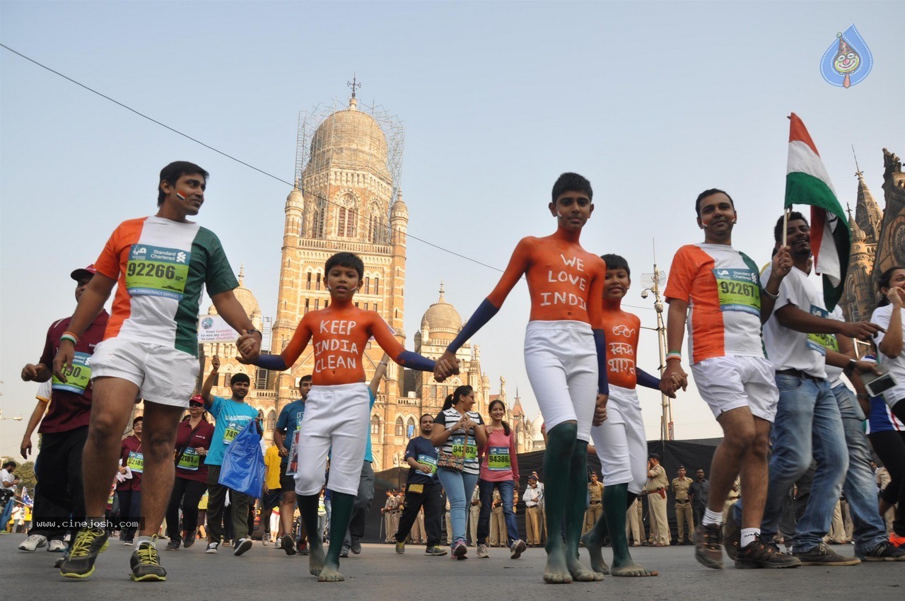 Celebs at Standard Chartered Mumbai Marathon 2015 - 22 / 60 photos
