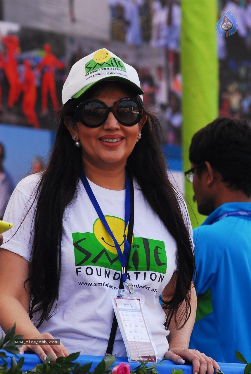 Celebs at Standard Chartered Mumbai Marathon 2015 - 23 / 60 photos