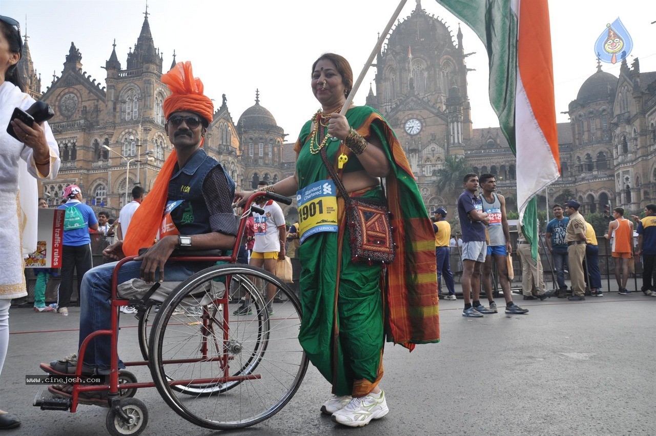 Celebs at Standard Chartered Mumbai Marathon 2015 - 24 / 60 photos