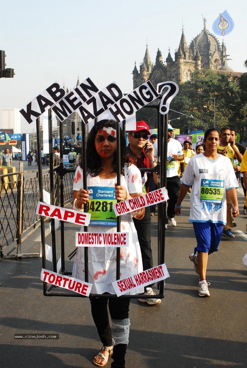 Celebs at Standard Chartered Mumbai Marathon 2015 - 25 / 60 photos