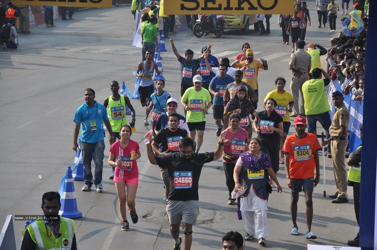 Celebs at Standard Chartered Mumbai Marathon 2015 - 27 / 60 photos