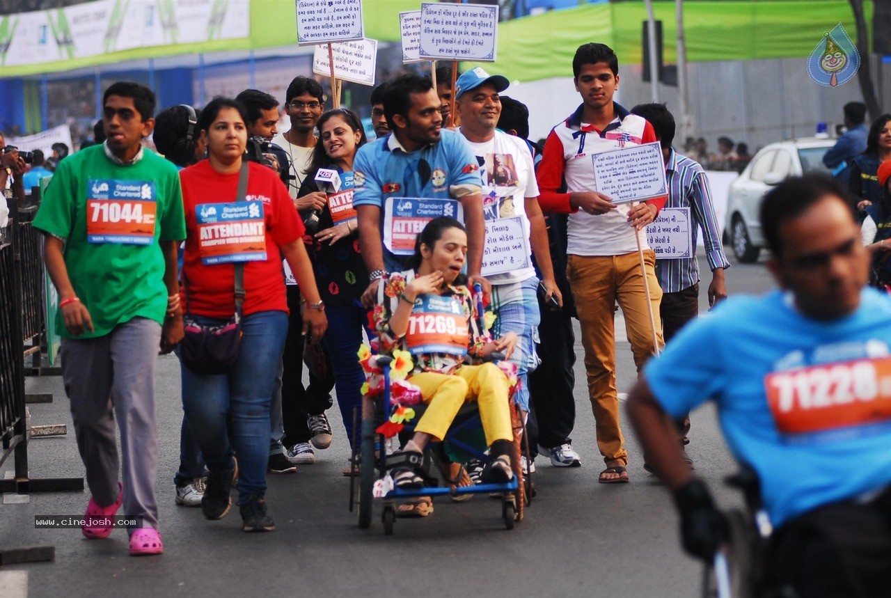 Celebs at Standard Chartered Mumbai Marathon 2015 - 28 / 60 photos