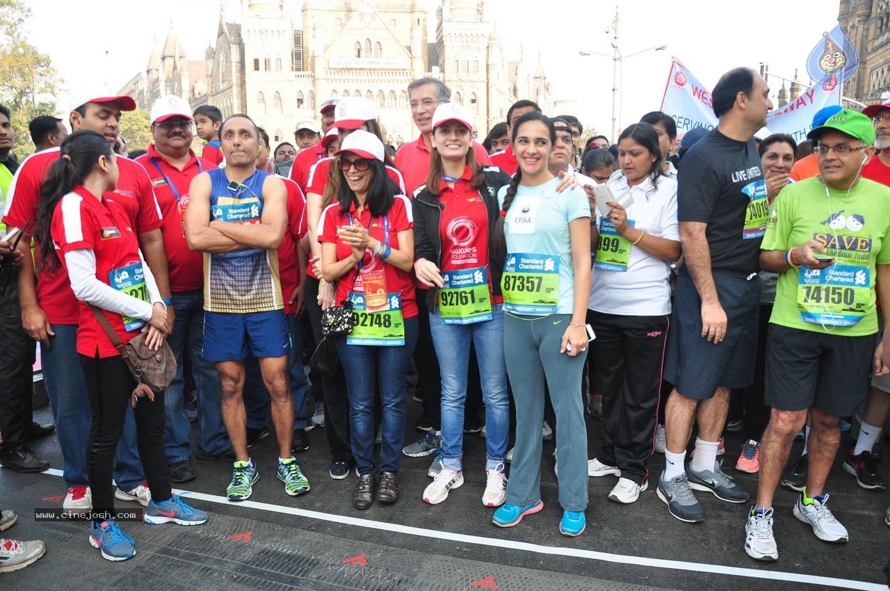 Celebs at Standard Chartered Mumbai Marathon 2015 - 32 / 60 photos
