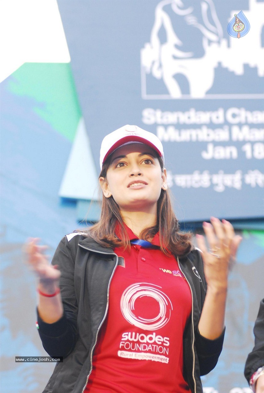 Celebs at Standard Chartered Mumbai Marathon 2015 - 34 / 60 photos